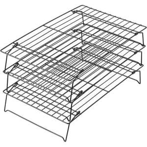 Vista detallada de la estructura de la rejilla de enfriamiento de tres niveles en metal negro