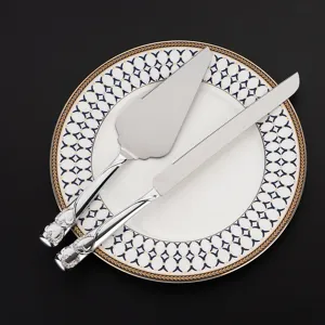 Detailansicht des Tortenheber-Sets aus Edelstahl mit eleganten Strass-Herzgriffen.