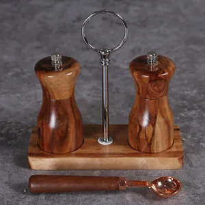 Dettaglio del set macinapepe in legno con cucchiaio dosatore in rame e base