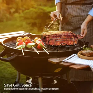 Griglia per costine antiaderente nera che tiene la carne in piedi su un barbecue all'aperto.