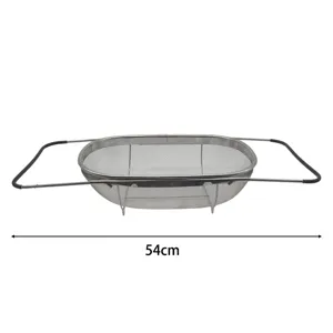 Détail de passoire extensible en acier inoxydable, poignées réglables pour évier de cuisine.