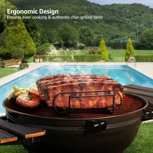 Supporto per costine da barbecue all'aperto con costine arrostite in un giardino
