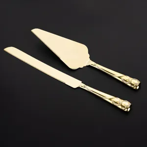 Detailansicht eines eleganten goldenen Tortenmesser- und Hebersets mit Herzgriff
