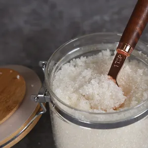 Dettaglio macro di un cucchiaio dosatore in rame in un barattolo di vetro con sale