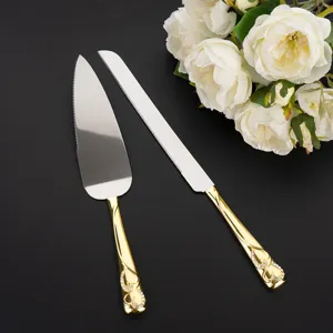 Detaillierte Ansicht des goldenen Hochzeitstortenhebers und Messersets mit Herzmustern