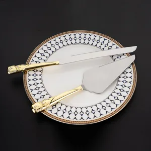 Nahaufnahme der goldenen herzförmigen Griffe an einem Hochzeitstorten-Set