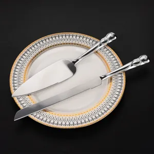 Elegantes Tortenmesser- und Heber-Set aus Edelstahl mit herzförmigen Griffen im Detail