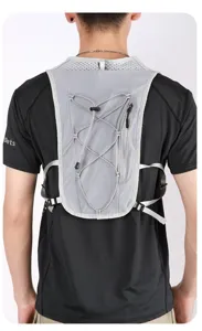 Detalle trasero del chaleco táctico gris ligero para correr con cordones elásticos y cremallera