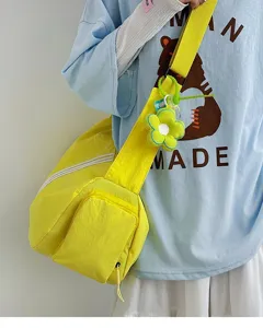 Detailaufnahme der gelben Nylon-Umhängetasche für Sport mit großen Fächern und Vordertasche