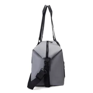 Détail de vue latérale d'un sac de voyage gris de grande capacité avec sangles noires