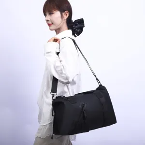 Sac de voyage noir unisexe grande capacité pour sport et fitness avec mannequin de mode