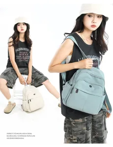Detailansicht des stilvollen kleinen Oxford-Stoff-Rucksacks mit praktischem kompaktem Design.