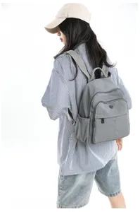 Grauer Rucksack aus Oxford-Gewebe Detailansicht Rückseite, leicht und stilvoll für den täglichen Weg.