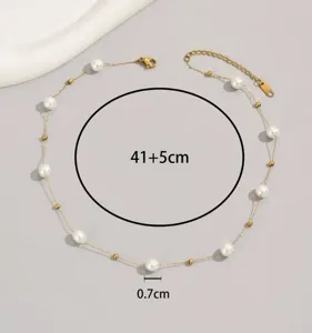 Gedetailleerd overzicht van elegante imitatieparelketting met maatlabels 41+5cm en 0,7cm
