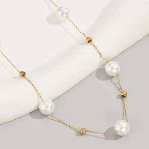 Elegante gouden ketting met witte faux parels in een minimalistisch sterrendesign