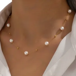 Elegante gouden station ketting met witte parels op model gepresenteerd