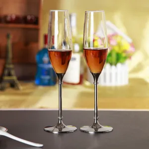 Elegante Kristall-Champagnergläser mit silbernen Metallstielen und Zierkristallen