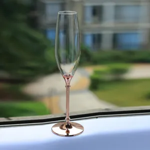 Elegante Kristall-Champagnerflöte mit roségoldenem Metallsockel für Hochzeiten.