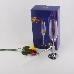 Zwei elegante Kristall-Champagnergläser mit Metallfuß in einer blauen Geschenkbox