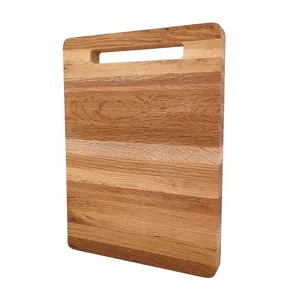 Duurzame snijplank van massief wit eikenhout met handig handvat voor in de keuken.