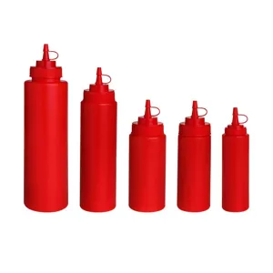 Set di cinque bottiglie per salse in plastica rossa di varie dimensioni con tappi