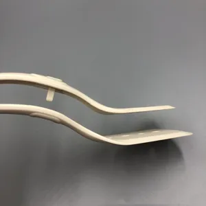 Seitenansicht des ergonomischen Profils der cremefarbenen hitzebeständigen Grillzange