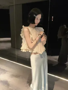 Elegante handgefertigte silberne Metall-Schleifen-Haarklammer am Model präsentiert