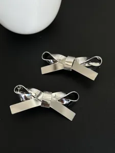 Detailaufnahme der minimalistischen silbernen 3D-Metallschleifen-Haarklammer mit Glanzeffekt