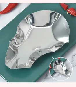 Gedetailleerd zicht op de golvende metalen textuur van een roestvrijstalen oesterschotel