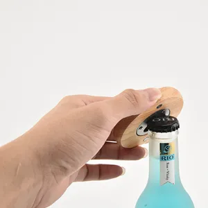 Apribottiglie rotondo in legno portatile con inserto in acciaio inox per bottiglie di birra.