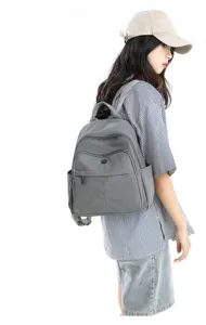 Grauer Nylon Freizeit Rucksack Detailansicht mit Fronttasche und Seitenfächern für Reisen.