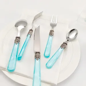 Elegant vintage roestvrijstalen bestekset met hemelblauwe acryl handvatten op bord
