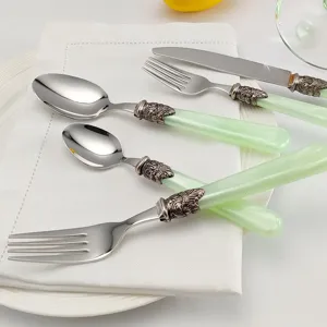 Detailansicht des Vintage-Bestecksets mit hellgrünen Acrylgriffen und Schnitzereien