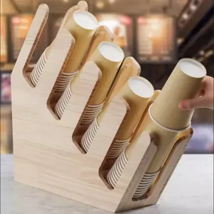 Gewerblicher Becherhalter aus Massivholz mit vier schrägen Schlitzen für das Café
