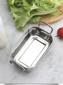 Detailansicht eines silbernen rechteckigen Snack-Tabletts aus Edelstahl mit Griffen.