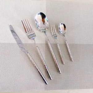 Détail de l'ensemble de couverts en acier inoxydable 304 avec manches martelés