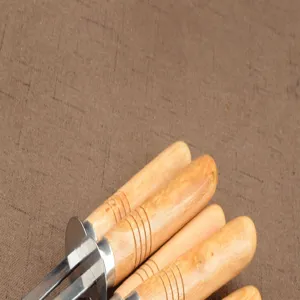Detailaufnahme der langlebigen Holzzugriffe von Edelstahl-Grillspießen für BBQ.