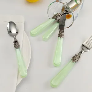 Detailansicht von Vintage Besteckset mit grünem Acrylgriff und geprägtem Metalldekor