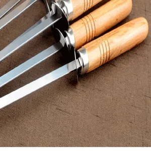 Detailaufnahme von Grillspießen aus Edelstahl mit langlebigen Holzgriffen und Verbindungen.