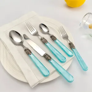 Gedetailleerd overzicht van retro bestekset van roestvrij staal met blauwe handvatten