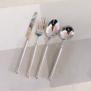 Détail d'un service de table 4 pièces en acier inoxydable 304 avec manches texturés diamant