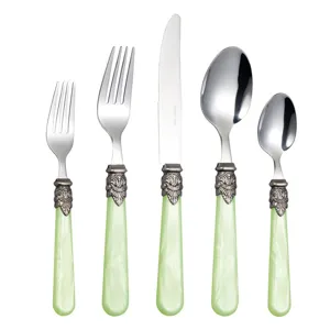 Detailansicht des fünfteiligen Vintage-Bestecksets mit marmorierten grünen Griffen