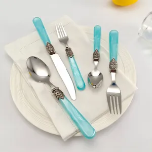 Detailweergave van de luxe vintage bestekset met blauwe acryl handgrepen en staal