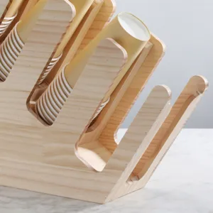 Mehrschichtiger Pappbecherhalter aus Holz für Coffeeshops und Teebars auf Theken