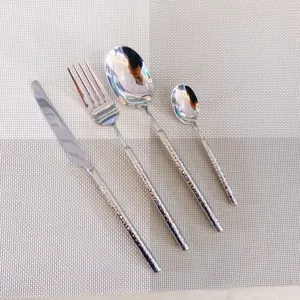 Vue détaillée de l'ensemble de couverts en inox 304 avec manches martelés élégants.