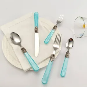 Gedetailleerd overzicht van 5-delig retro bestekset met blauw marmeren acryl handvaten