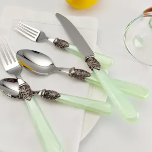 Detaillierte Nahaufnahme des Bestecksets mit hellgrünem Acrylgriff und verzierten Silberringen.