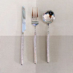 Vue détaillée de l'ensemble de couverts en inox 304 avec manches à texture diamant