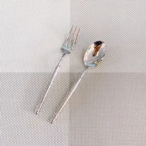 Vue rapprochée de la fourchette et cuillère en acier 304 avec motif diamant martelé.
