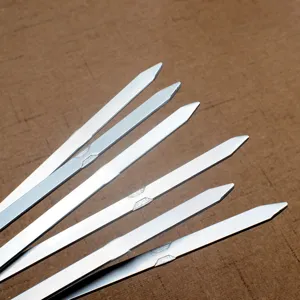 Set mit 6 flachen Grillspießen aus Edelstahl für Outdoor-Barbecue und Schaschlik.